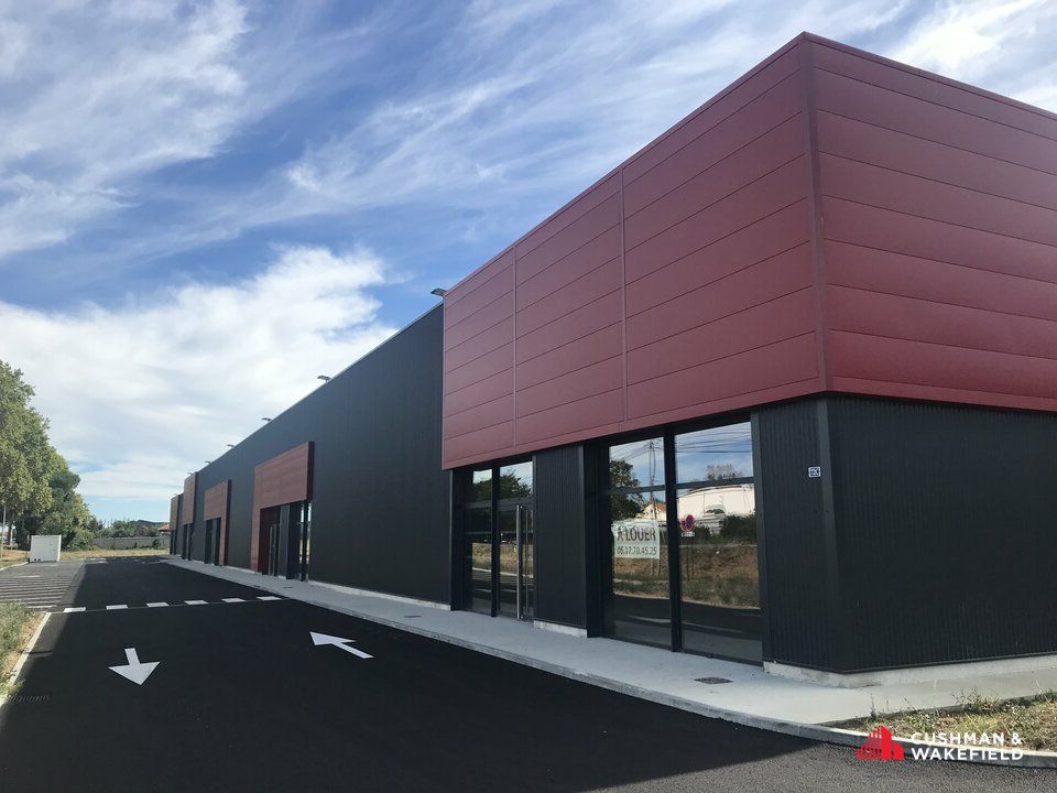 Location local d''activites 1320 m² divisibles à partir de 390 m²