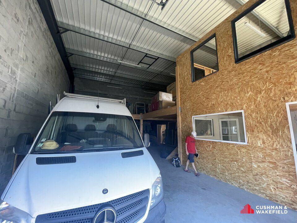 Cellule entrepôt de 318 m² à louer 