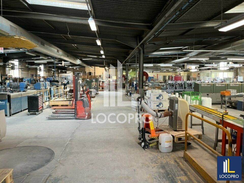 Local d'activités entrepot d'environ 1 700 m2 avec quais de déchargement.