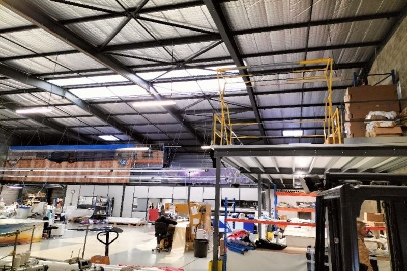 A louer un local d'activité de 1 310 m² à Saint Quentin Fallavier.