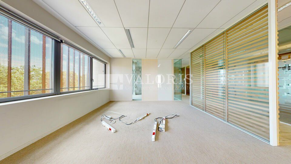 Venez découvrir des surfaces de bureaux à la location à deux pas du métro Jean Jaurès.