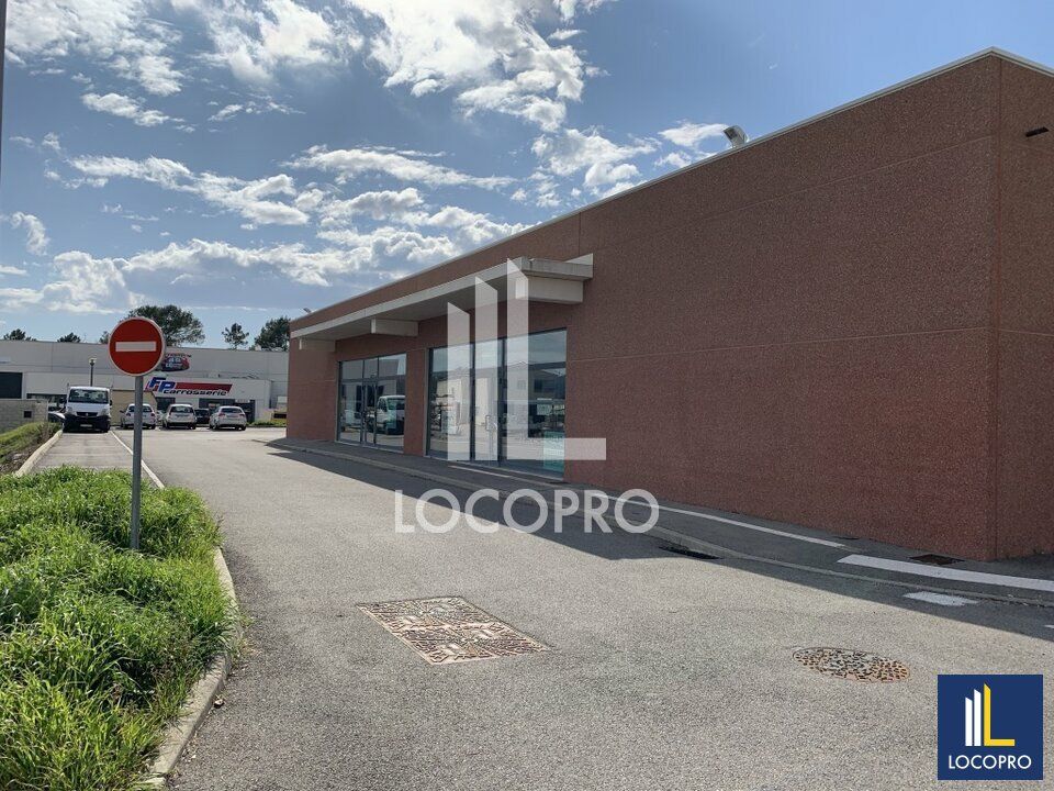 Location local d''activites 1820 m² divisibles à partir de 165 m²