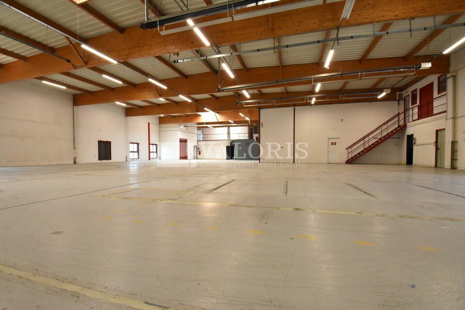 Valoris Real Estate vous propose un bâtiment d'activités à étage, indépendant sur son terrain. Ce bien jouit d'une situation idéale au coeur de la TECHLID, à proximité des transports en commun et des commodités.