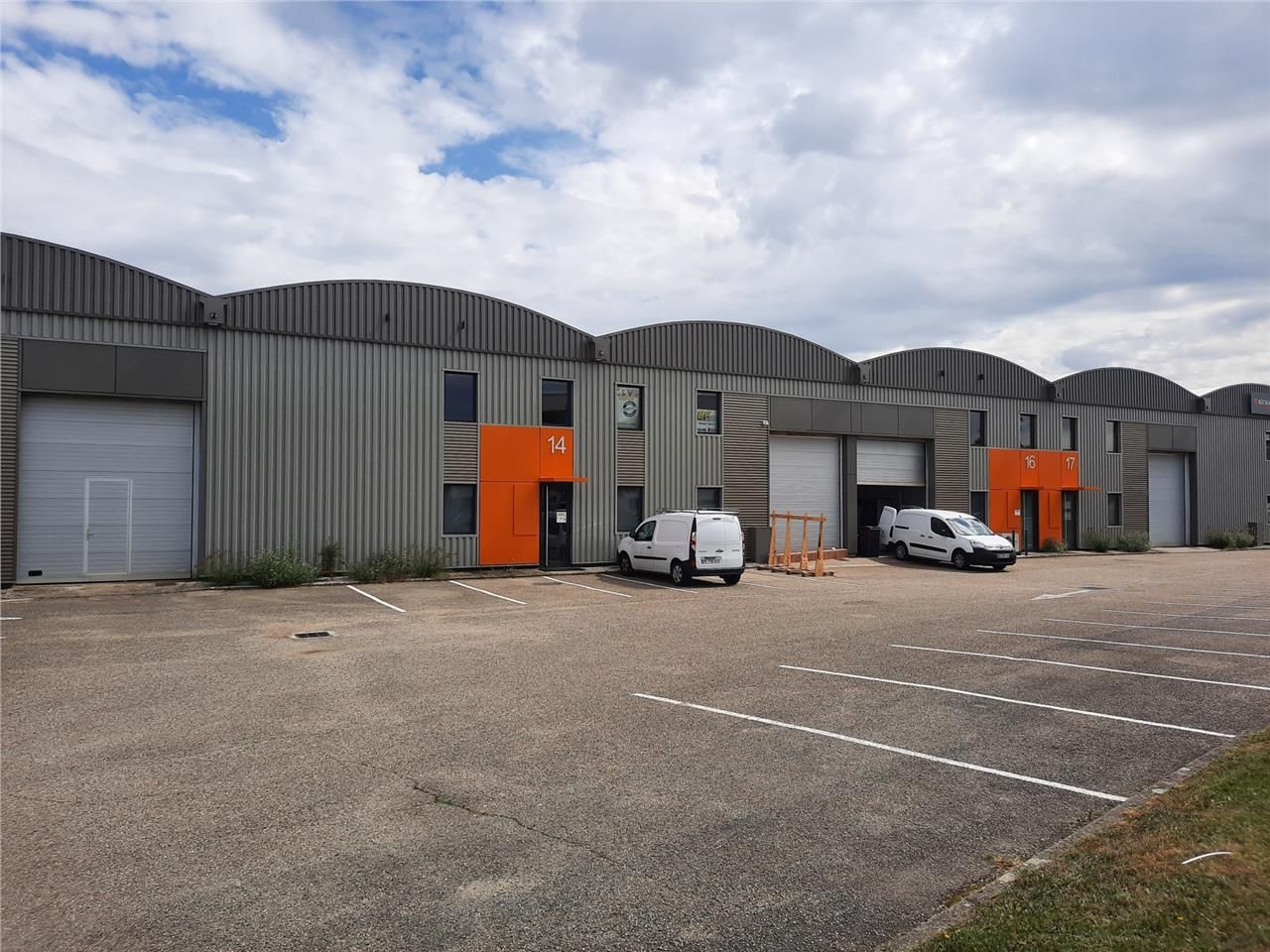 Location local 646 m² à Dardilly