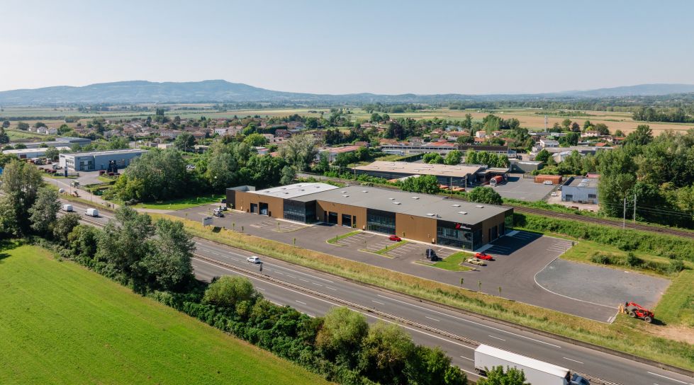 Location local 2842 m² à Ambérieux d''Azergues