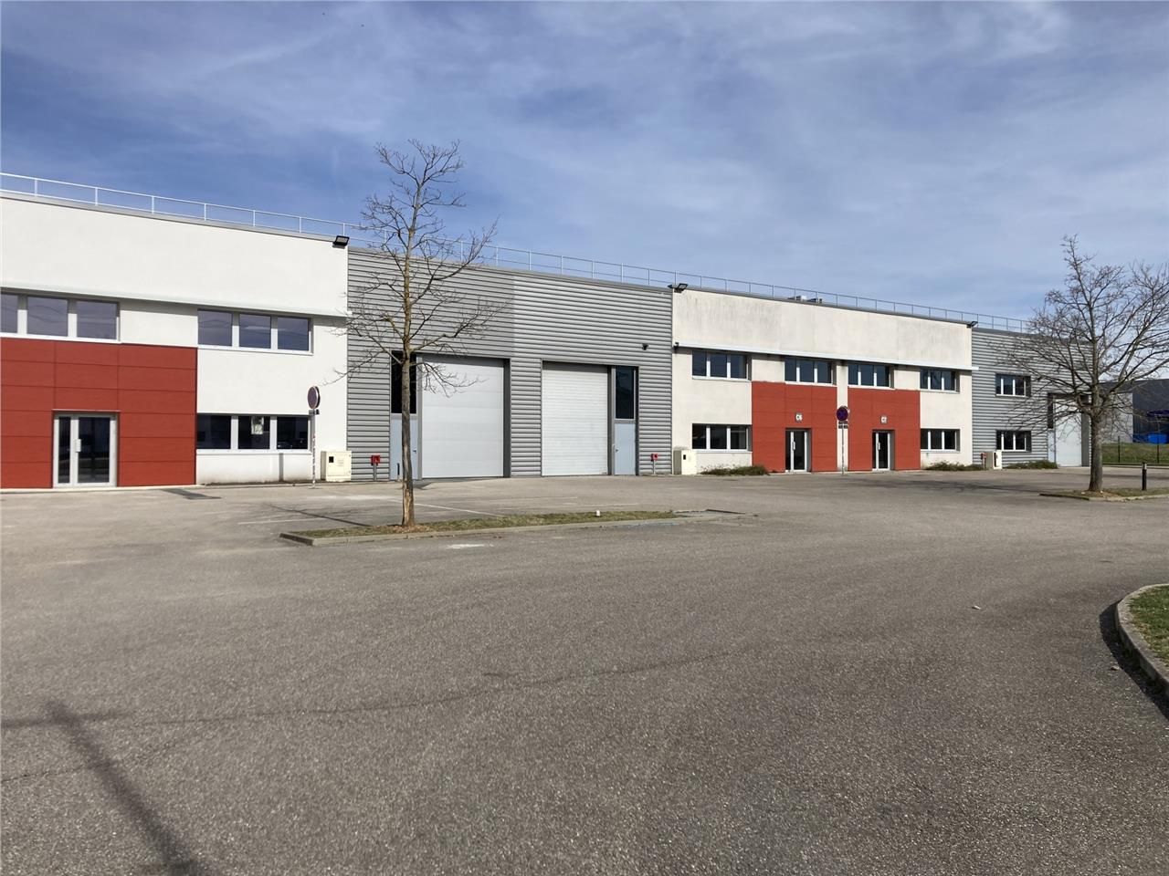 Location local 643 m² à Saint-Priest