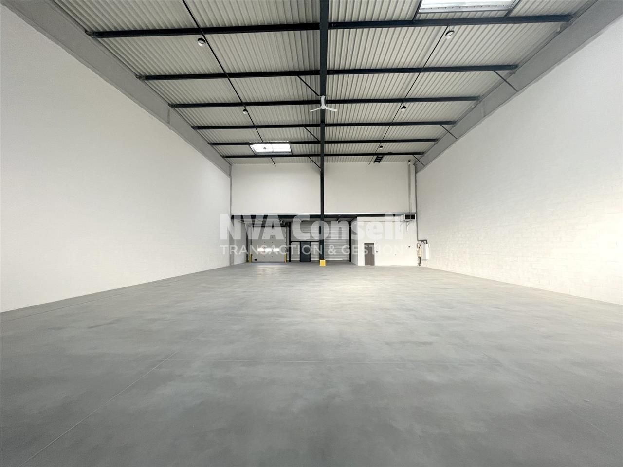 Location local d''activités 599 m² à Saint-Ouen-l''Aumône