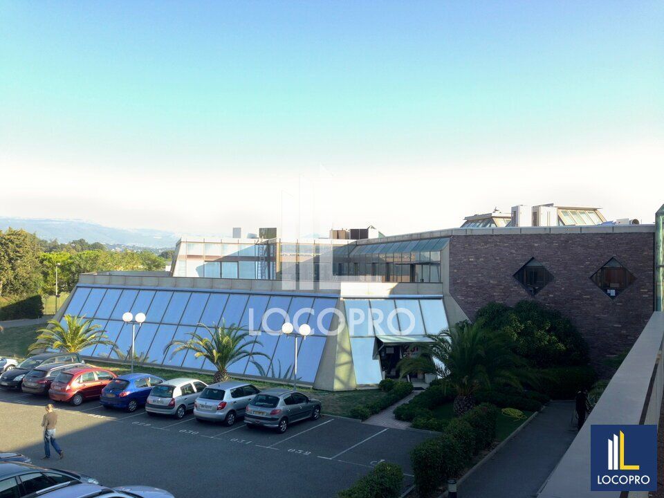 A LOUER - BUREAUX de 559 M² DIVISIBLES A PARTIR DE 16 M²- CANNES LA BOCCA