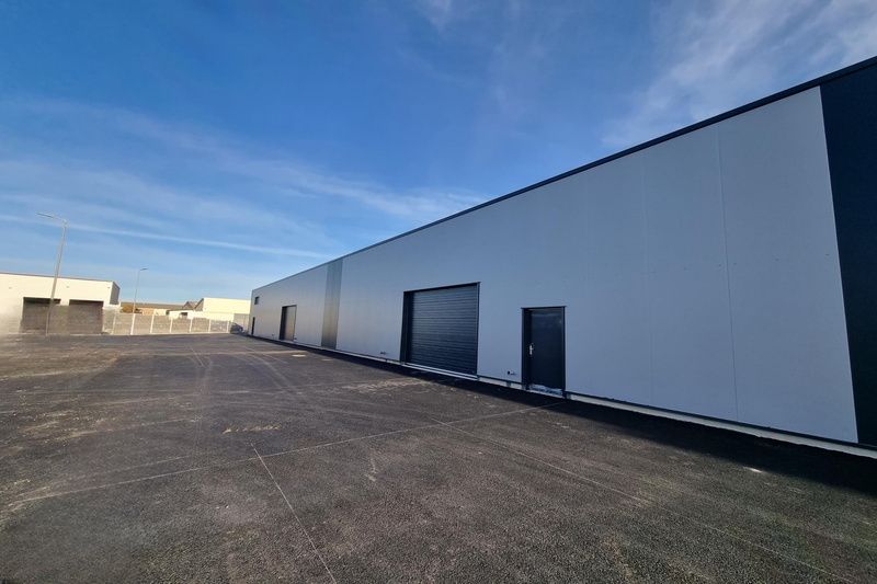 Entrepôt neuf avec parking