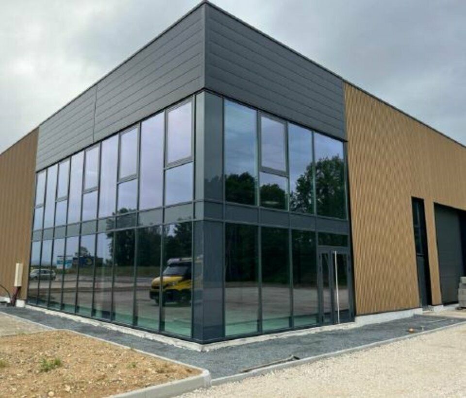 Location local d''activites 3197 m² divisibles à partir de 356 m²
