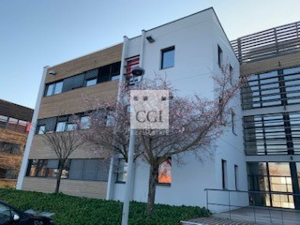 À Louer : Bureaux Modernes et Rénovés de 2 428 m² - Divisibles à Partir de 93 m² à Saint-Priest