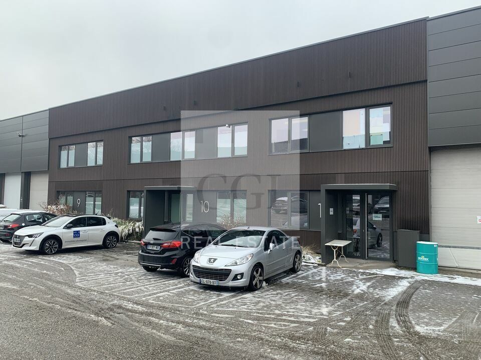 Location local d''activites 1972 m² divisibles à partir de 260 m²