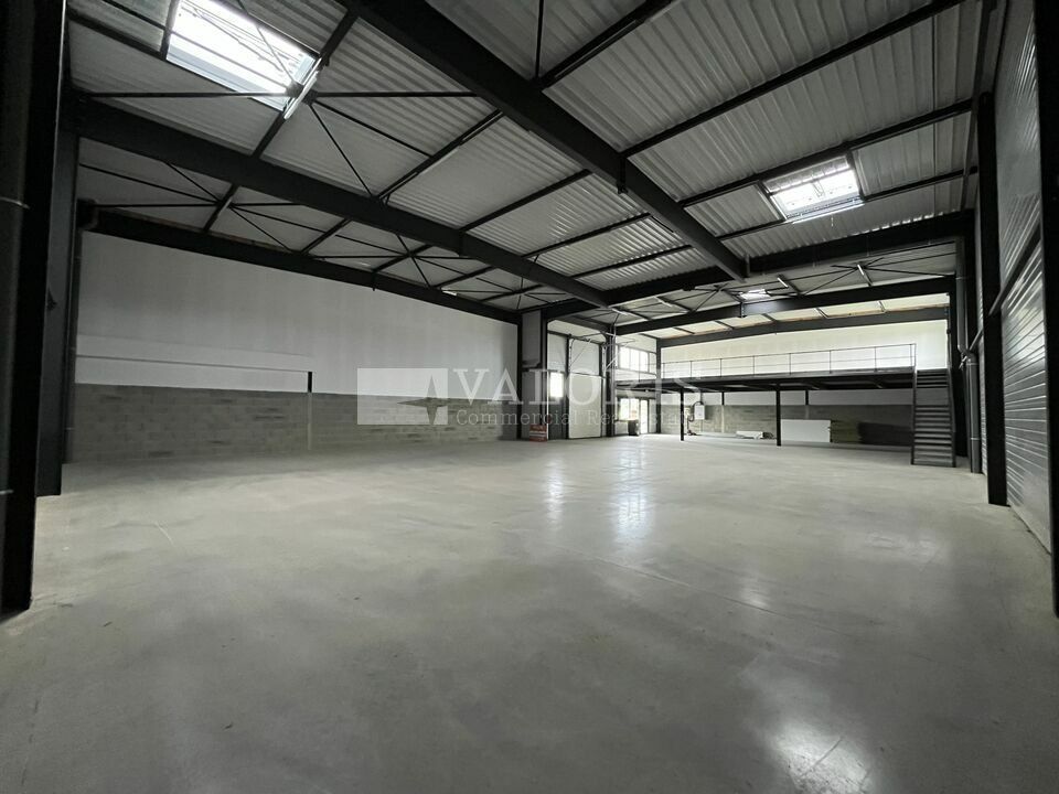  Valoris Real Estate vous propose à la location un local d'activités idéalement situés à Frans au sein d'un nouveau parc d'activités. Les locaux sont livrés bruts de bétons fluides en attentes. Disponible immédiatement. 