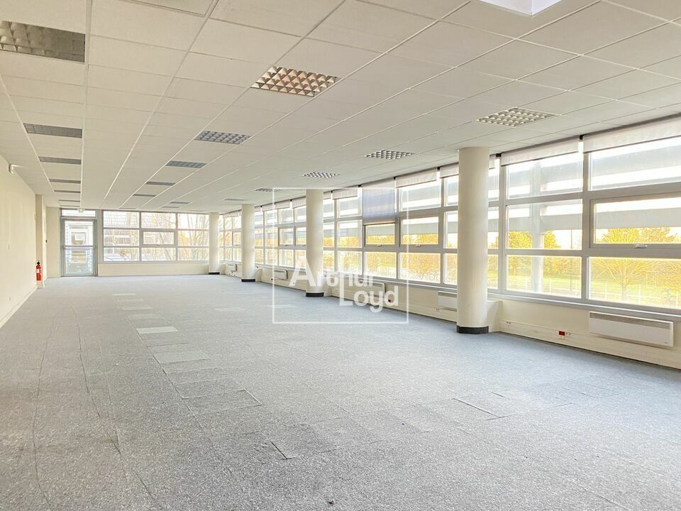 Location local d''activites 6811.5 m² divisibles à partir de 3403 m²