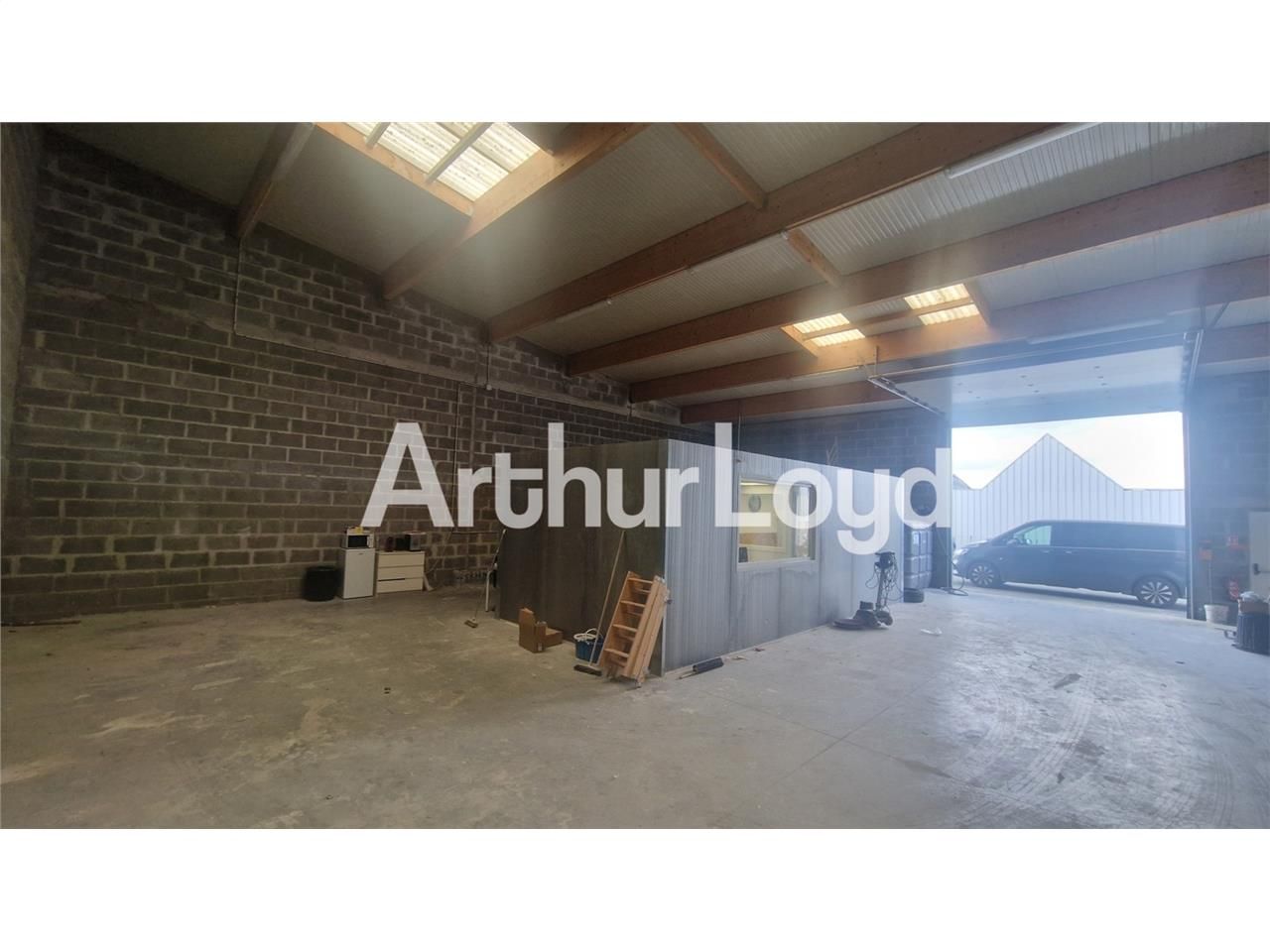 Location local 197.00 m² à MONDEVILLE