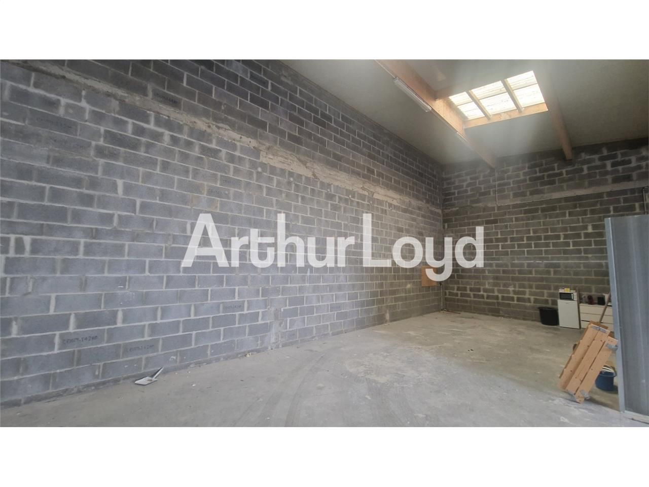 Location local 197.00 m² à MONDEVILLE