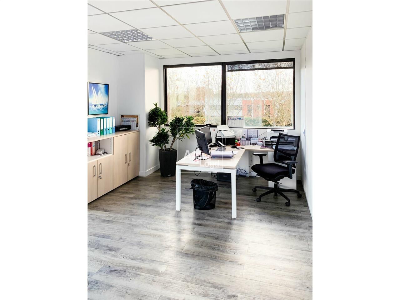 Bâtiment indépendant, bureaux de bonne facture