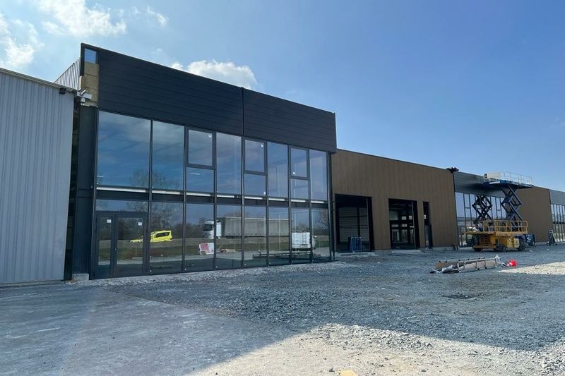 1 015 m² de locaux d'activités situés dans une zone commerciale à Ambérieux d'Azergues avec une construction supplémentaire de 2700 m² environ