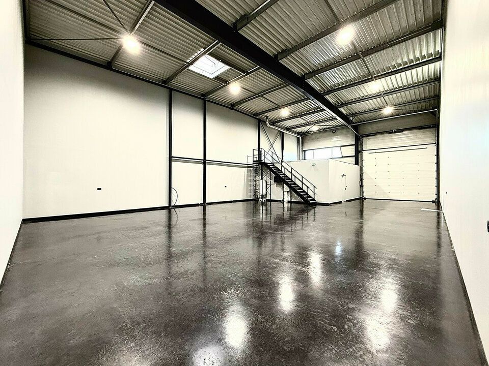 Location local d''activites 612 m² divisibles à partir de 305 m²