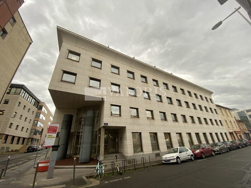 Valoris Real Estate vous propose à la location en bail dérogatoire des bureaux situés au coeur du 9ème arrondissement Lyonnais. Des places de parkings complètent ce bien.