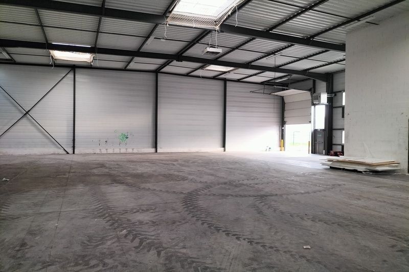 Plusieurs lots d'activités d'une surface totale 7 212 m² divisibles à partir de 93 m² à St Priest.