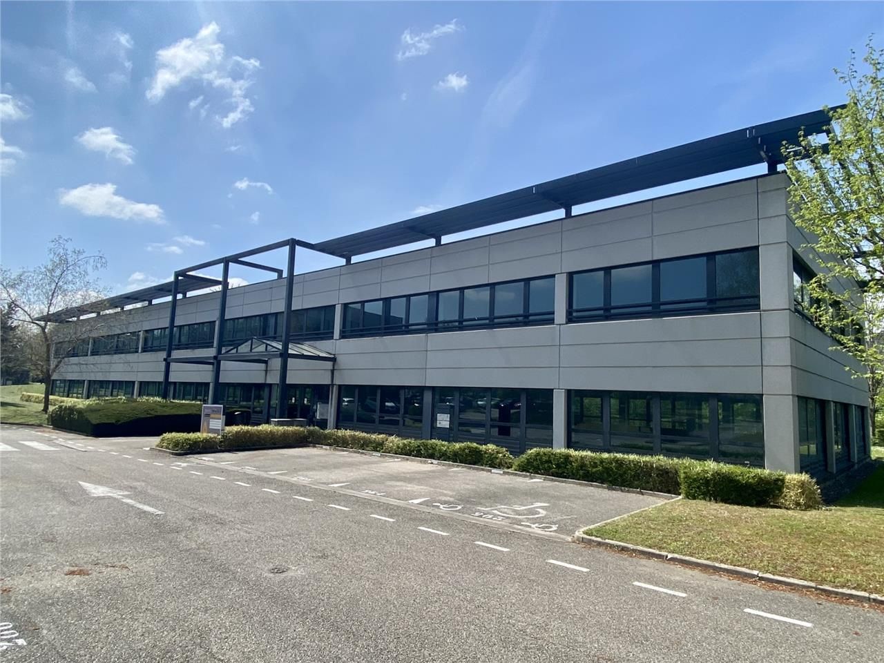 Location bureaux 571 m² à Saint-Priest