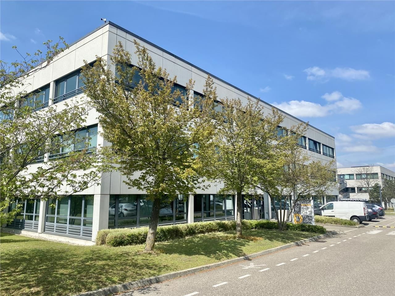 Location bureaux 243 m² à Saint-Priest