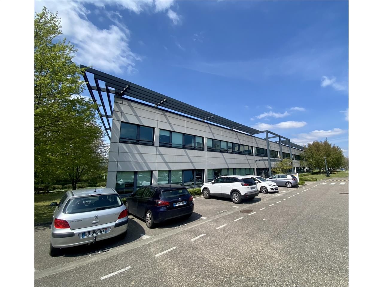 Location bureaux 647 m² à Saint-Priest