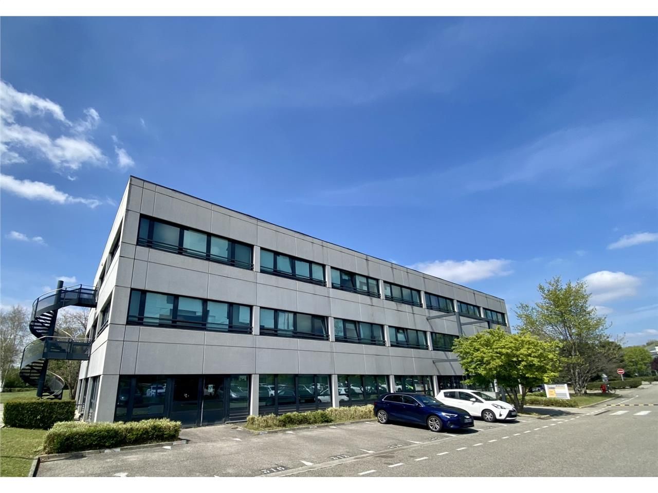 Location bureaux 1249 m² à Saint-Priest