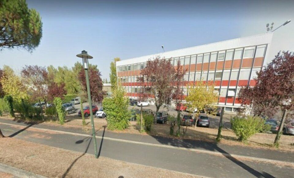 Location local d''activites 6390 m² non divisibles