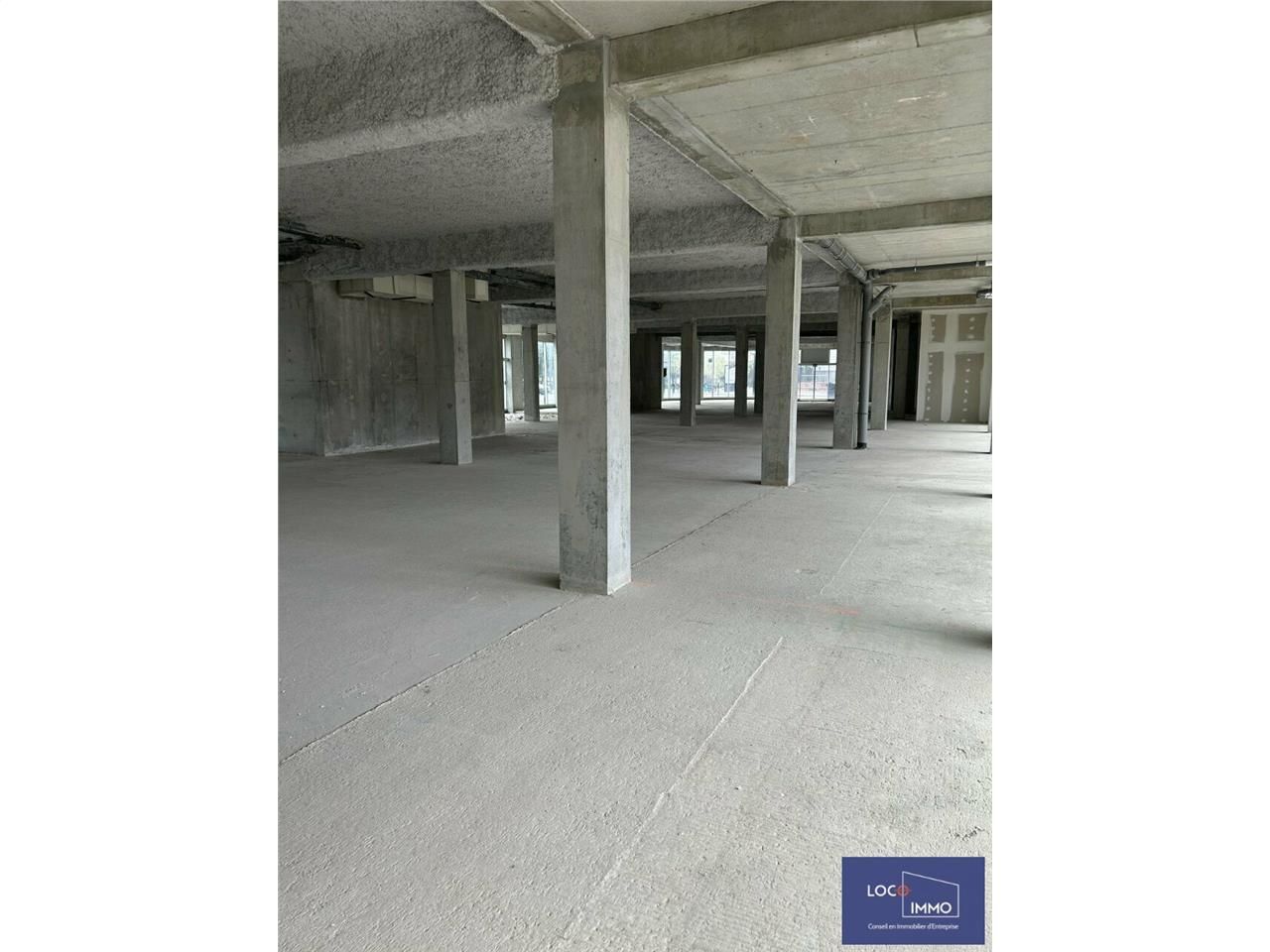 Location local commercial 855 m² divisibles à partir de 303 m²