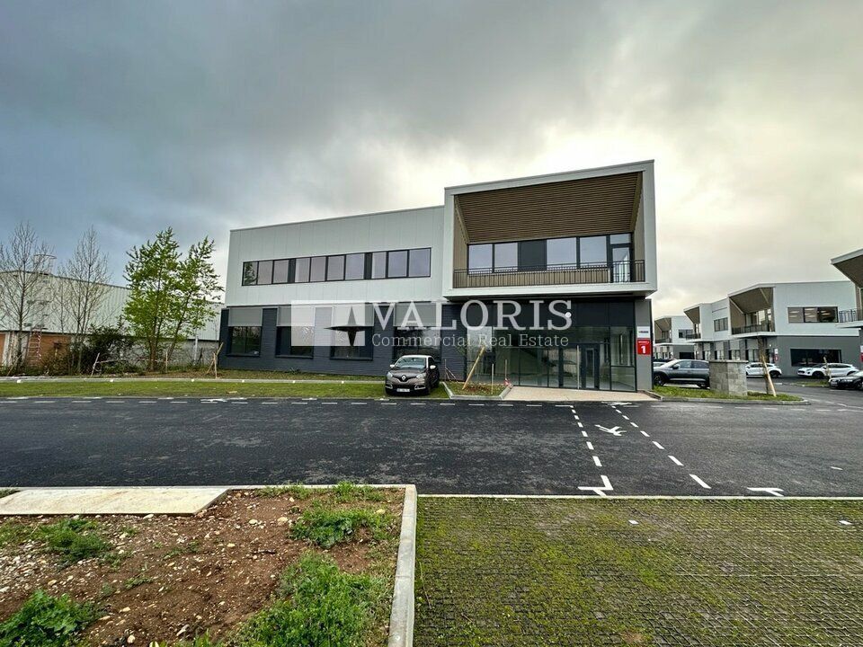 Nous vous proposons à la location, un bâtiment d'activité du Parc Spirit en plein cœur de la plus grande zone industrielle de France, la ZI Mi-Plaine. Ces locaux offrent d'excellentes prestations. Belle opportunité à visiter rapidement.