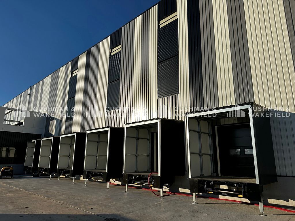 Location entrepôt 6240 m² non divisibles