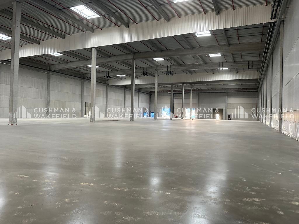 Location entrepôt 6240 m² non divisibles