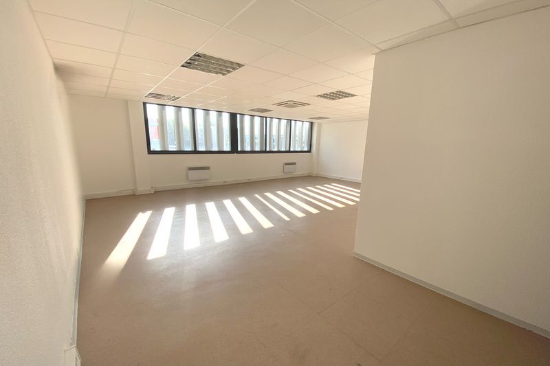 Bureau récent de 40 m² à la location 