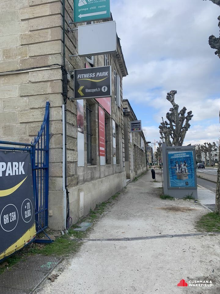 Sur le Cours du Médoc, bureaux à la location entièrement rénovés