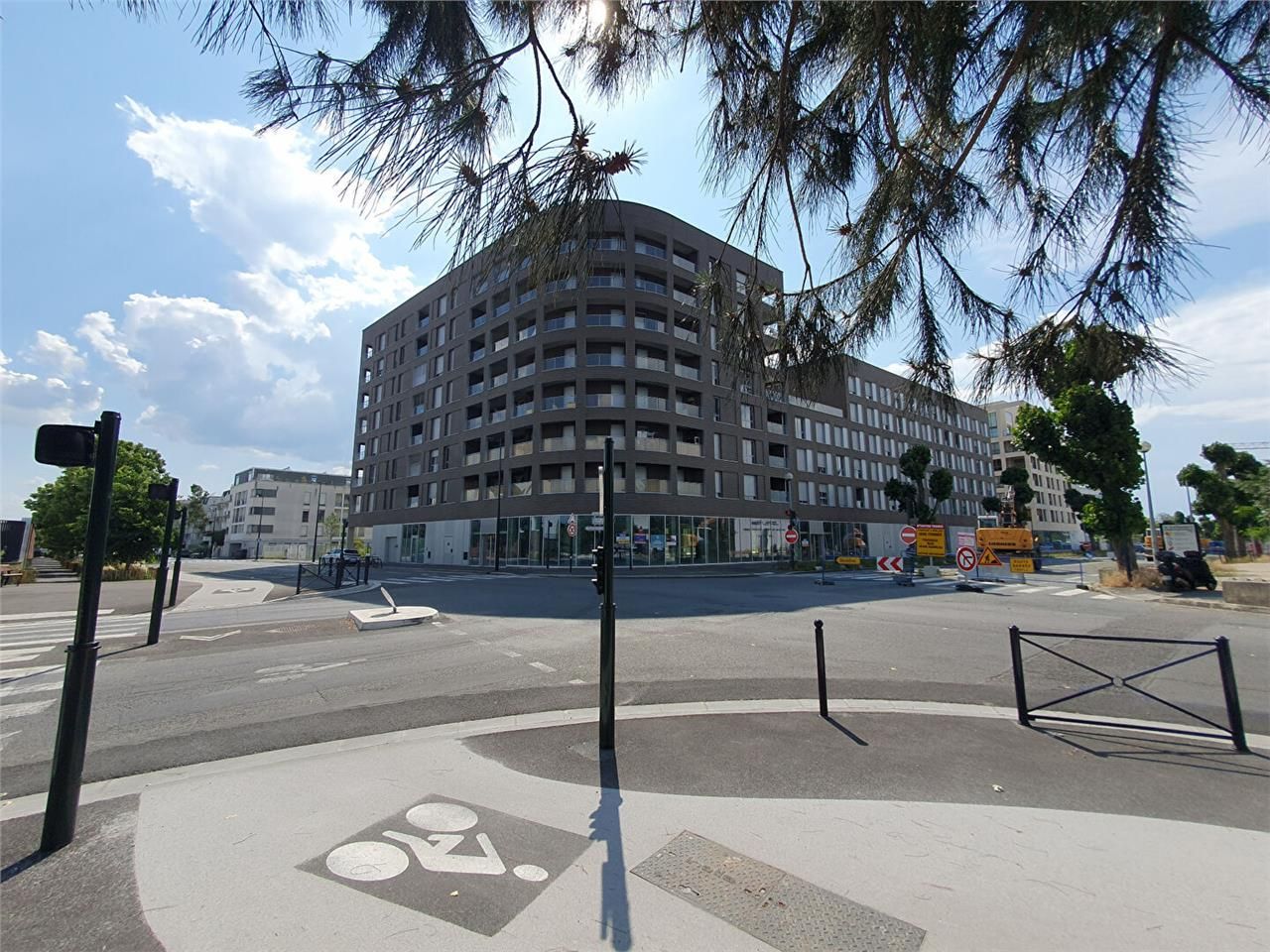 Location local commercial 855.00 m² à BORDEAUX