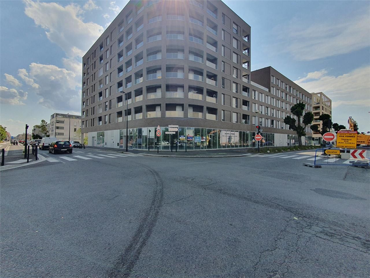 Location local commercial 855.00 m² à BORDEAUX