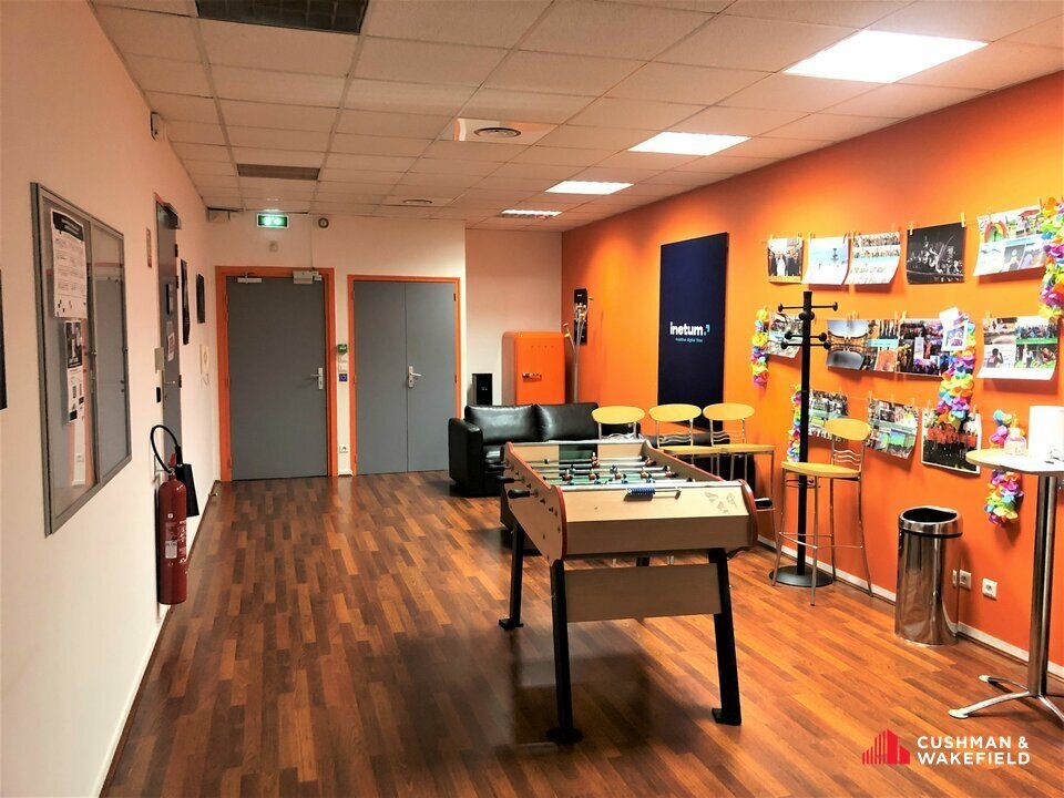 Dans un immeuble rénové en 2014, une surface de 490 m² de bureaux à louer. 