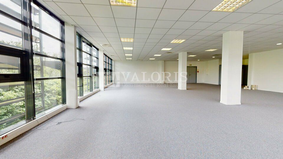 Plusieurs surfaces de bureaux disponibles à la location au coeur de Saint Priest. Au sein du parc Technologique proche des accès routiers et transports en commun.