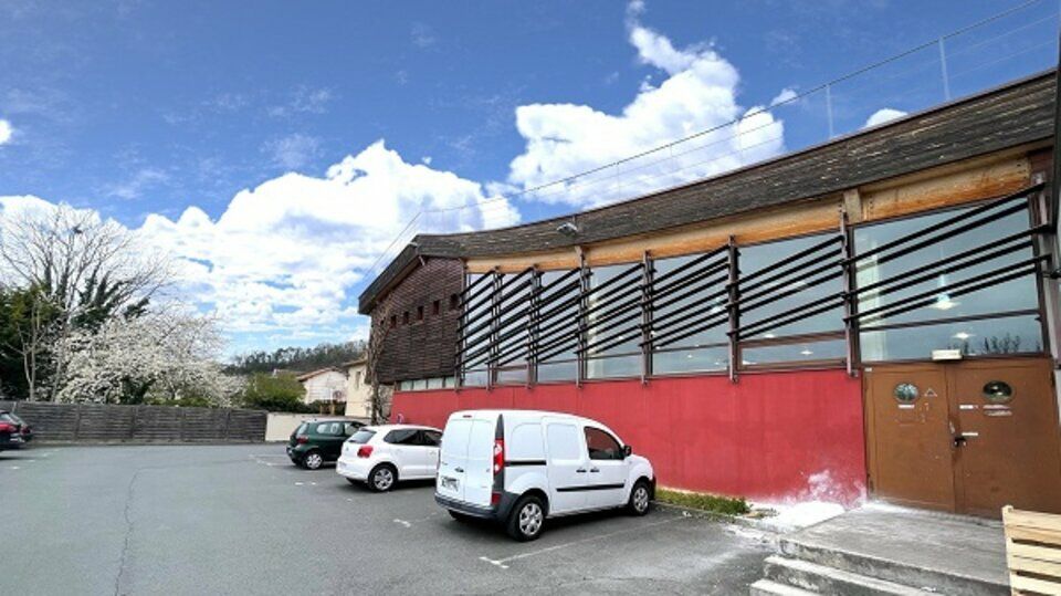 Local commercial et d'activités de 2 100m² à vendre à périgueux.