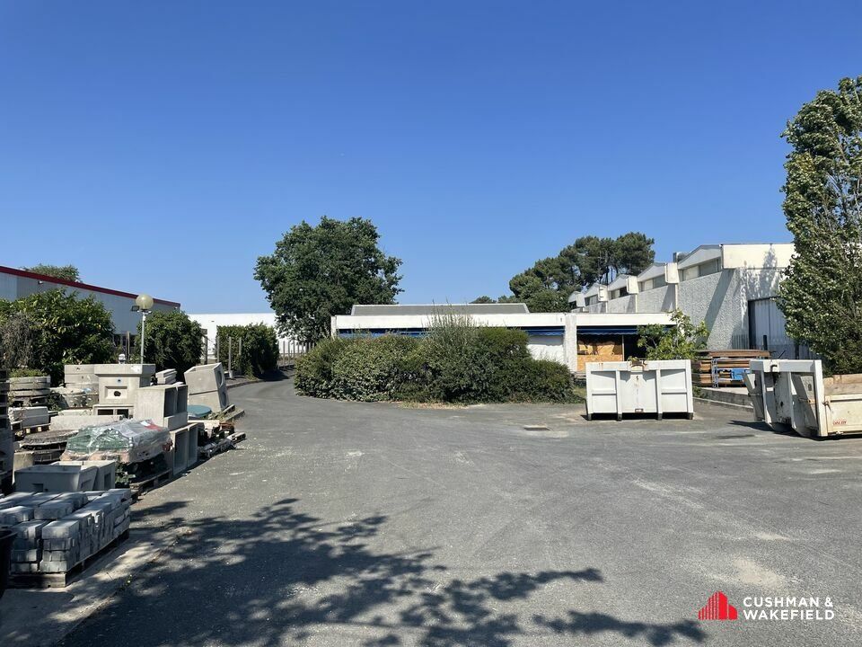Bureaux et grand stockage extérieur à louer sur site indépendant