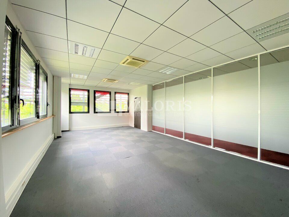 VALORIS REAL ESTATE vous propose 1 777 m² divisibles à partir de 591 m² de bureaux à louer en bail commercial ou bail dérogatoire au sein d'un immeuble tertiaire situé au coeur de Saint Priest, dans le Parc Technologique.