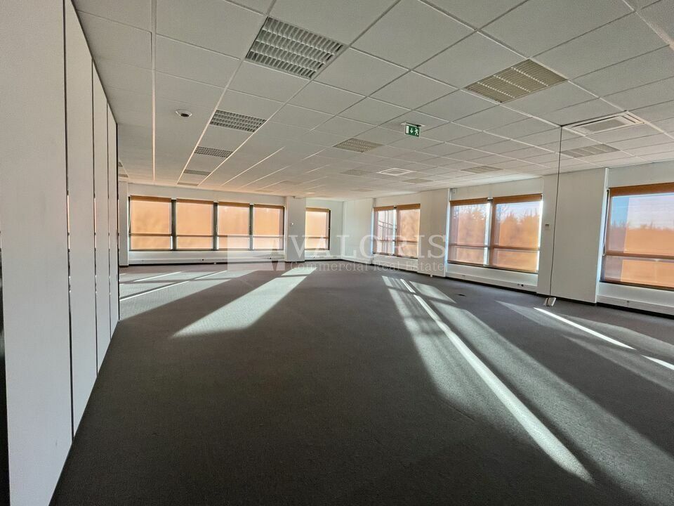 Sur la commune de Saint Priest, au sein du Parc Technologique, VALORIS REAL ESTATE vous propose de nombreuses surfaces de bureaux divisibles à partir de 189 m² à la location en rez-de-chaussée.