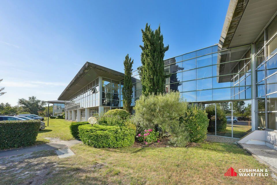 Bureaux de 198 m² à louer à l'entrée du Domaine de Pelus