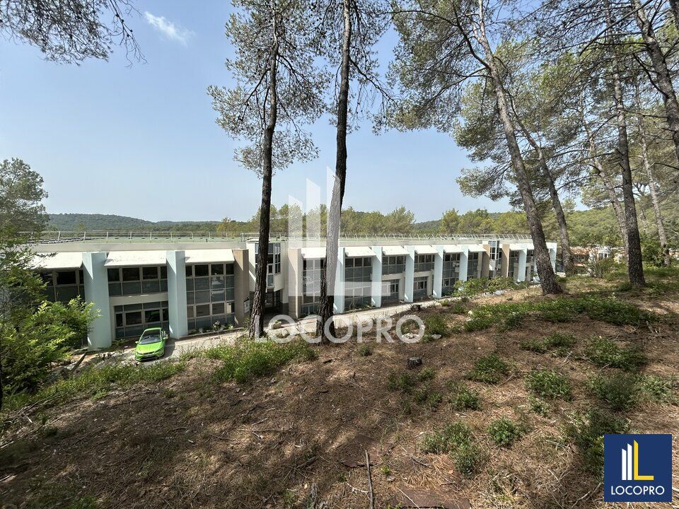 Location local d''activites 1330 m² divisibles à partir de 639 m²