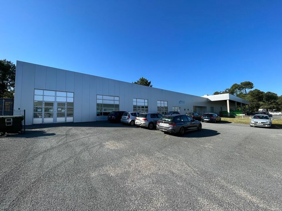 Entrepôts et bureaux de 1 300 m² à louer