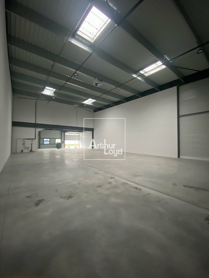 Location local d''activites 1317 m² divisibles à partir de 383 m²