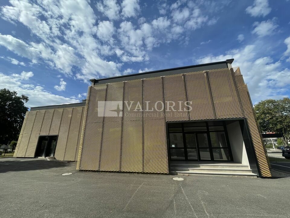 Dans un parc immobilier réhabilité, des bureaux à vendre au centre ville de Villefranche-sur-Saône, avec des parkings privés. Proximité de l'autoroute A6.