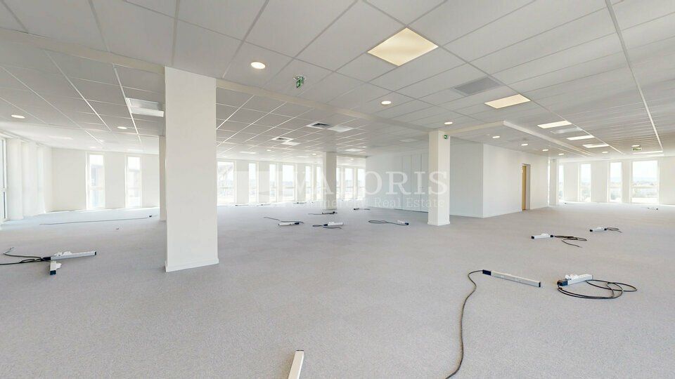 3251 m² pour ce bureaux en location à Decines charpieu
